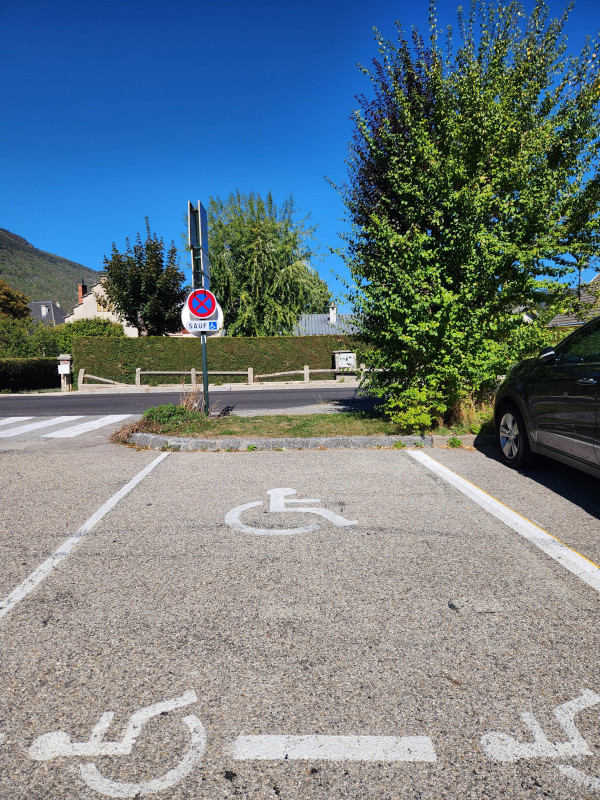 Stationnement PMR à l'Office de tourisme de Lans-en-Vercors_Lans-en-Vercors