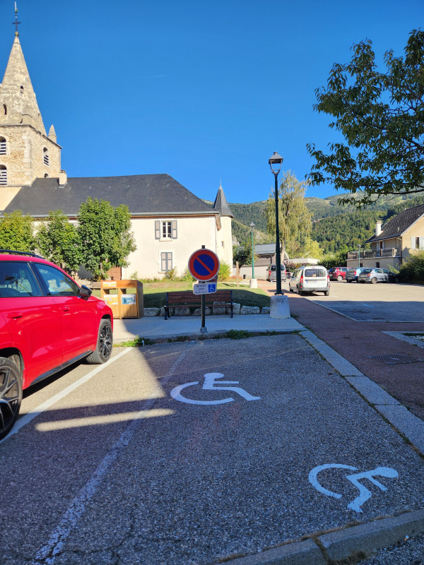 Stationnement PMR -Place du village de Lans en Vercors_Lans-en-Vercors