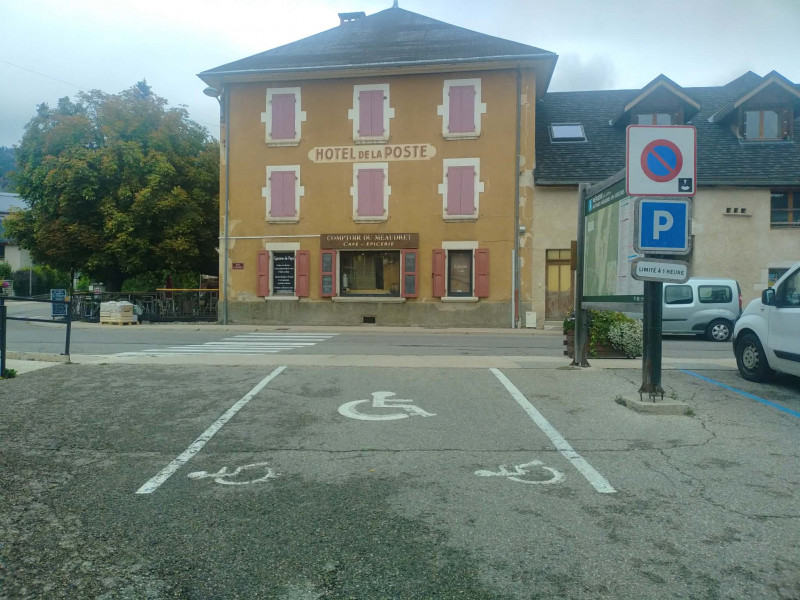Stationnement PMR - Place Gérard Clet Méaudre_Autrans-Méaudre en Vercors