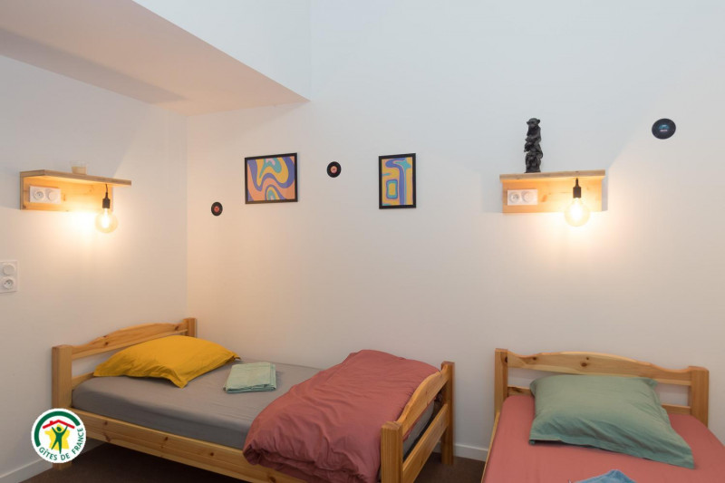 Chambre familiale Jaune, au 1er étage. personnes dont 1 couchage à l'étage accès par échelle - © Gîtes de France Chambre familiale Jaune, au 1er étage. personnes dont 1 couchage à l'étage accès par échelle