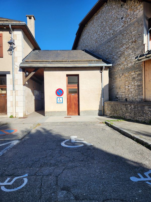 Toilettes publiques accessibles - Mairie de Lans en Vercors_Lans-en-Vercors - © OTI Vercors Toilettes publiques accessibles - Mairie de Lans en Vercors_Lans-en-Vercors