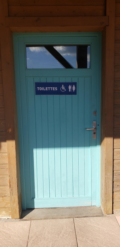 Toilettes publiques accessibles - Piscine Méaudre_Autrans-Méaudre en Vercors - © Bureau d'information touristique d'Autrans Toilettes publiques accessibles - Piscine Méaudre_Autrans-Méaudre en Vercors