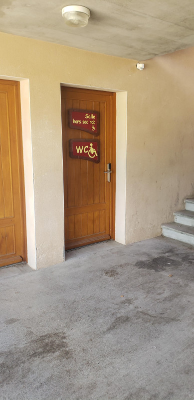 Toilettes publiques accessibles - Domaine ski alpin Méaudre_Autrans-Méaudre en Vercors - © Bureau d'information touristique d'Autrans Toilettes publiques accessibles - Domaine ski alpin Méaudre_Autrans-Méaudre en Vercors