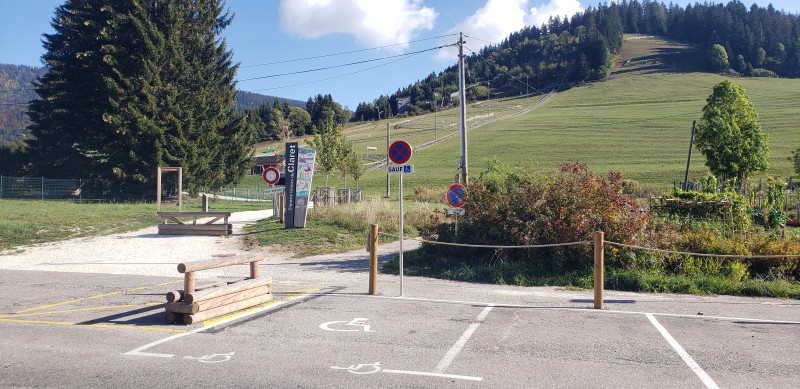 Stationnement PMR - Autrans Voie parking Claret_Autrans-Méaudre en Vercors - © Bureau d'information touristique d'Autrans Stationnement PMR - Autrans Voie parking Claret_Autrans-Méaudre en Vercors