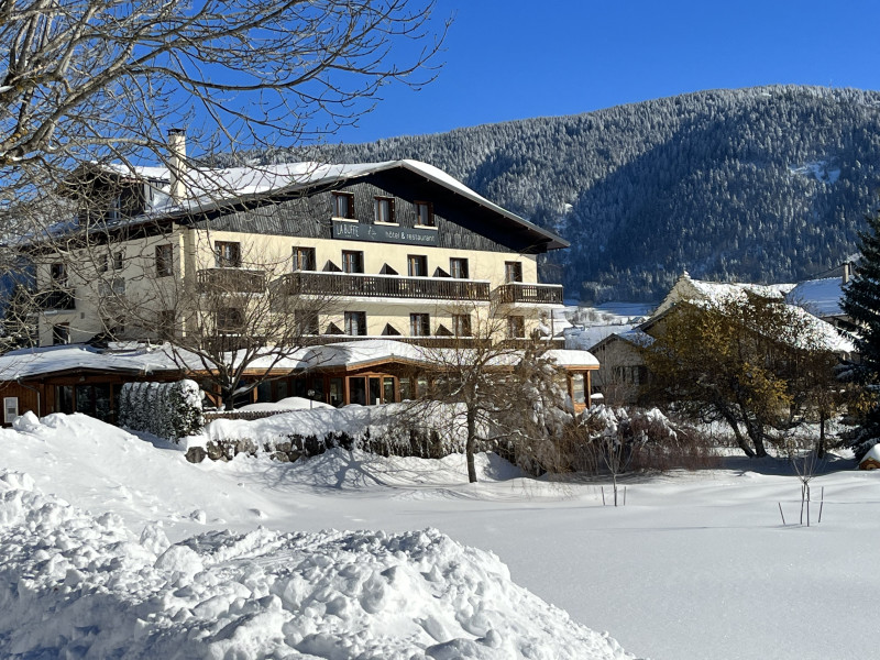 Façade en l'hôtel avec de la neige - © Restaurant La Buffe Façade en l'hôtel avec de la neige
