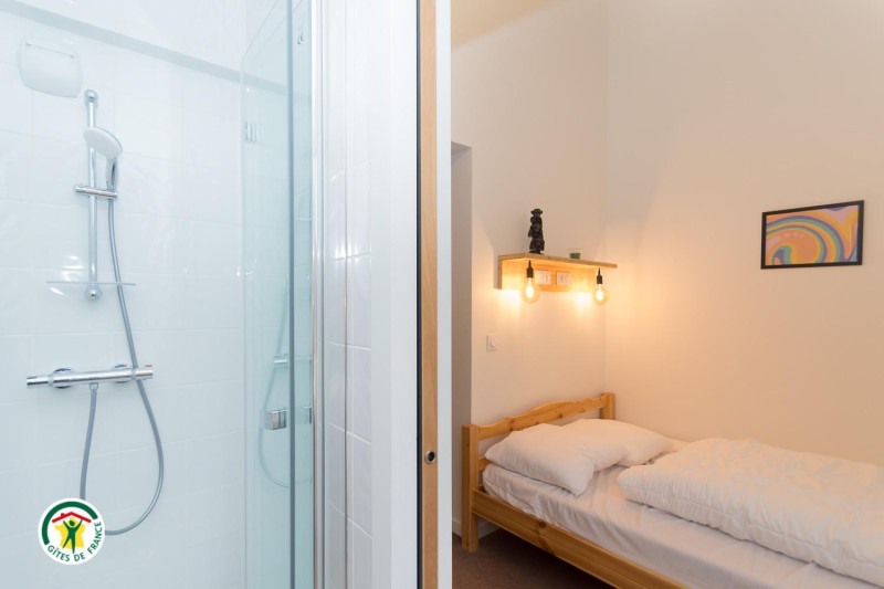 Chambre familiale Verte, au 1er étage. 5 personnes dont 1 couchage à l'étage accès par échelle