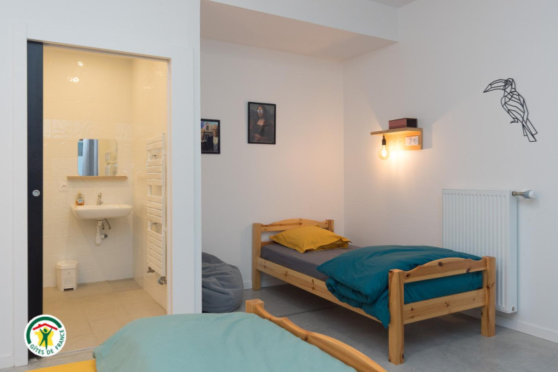 Chambre Orange RDC 3 personnes accès PMR