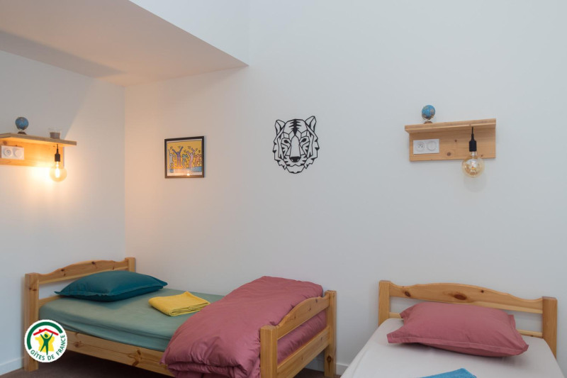 Dortoir Mauve : 6 personnes à l'étage. 4 lits 1 personne & à l'étage accès par échelle 2 lits superposés