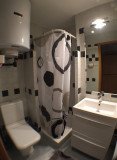 Salle d'eau avec toilettes