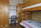 Chambre, 2 lits superposés, bureau et armoire.