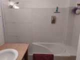 Salle de bain avec baignoire