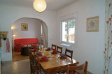 Espace cuisine et sa grande table 8 places