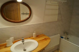 salle de bain avec baignoire (wc indépendant)