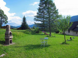 Espace Barbecue avec tables et chaises de jardin à disposition