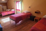 Chambre avec quatre lits simples et un lit double