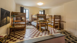 Chambre avec 3 lits superposés