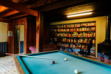 Salle de jeux avec billard et bibliothèque