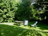 Jardin avec table et transat