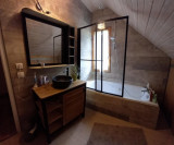 Salle de bain avec baignoire étage
