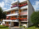 Vue entrée immeuble en été