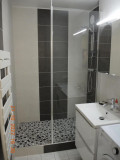 Salle d'eau douche lavabo lave-linge