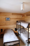 Chambre avec un lit simple et un lit superposé