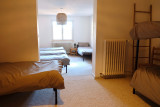 Dortoir avec cinq lits simples et un lit superposé