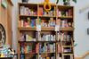 Photo des étagères de la bibliothèque de la grange à gaby_Engins