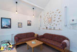Espace cosy de la chambre accessible  à la Grange à Gaby : confort, convivialité et divertissement_Engins