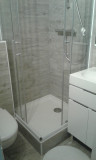 Salle d'eau avec douche