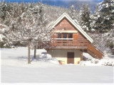 Vue du chalet en hiver avec de la neige