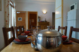 Espace cuisine et sa grande table