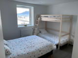 Chambre pour 4 personnes avec un lit double et un lit superposés