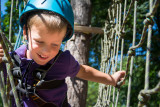 Photo d'un enfant joyeux sur un pont de singe