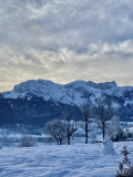 Vue des montagnes enneigées depuis le gîte