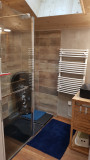Salle d'eau avec douche