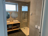 Salle d'eau avec douche