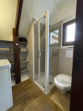 Salle d'eau avec douche et toilettes