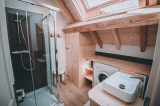 Salle d'eau avec douche