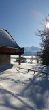 Jardin et chalet sous la neige