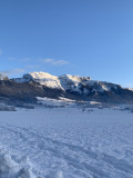 Vue panoramique sur les montagnes enneigées