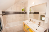 Salle de bain avec baignoire