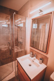 Salle d'eau avec douche