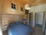 Chambre à coucher avec lit double et un lit cabane