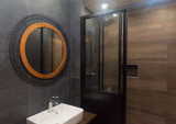 Salle d'eau avec douche