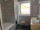 Salle de bain avec baignoire