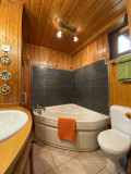 Salle de bain avec baignoire d'angle