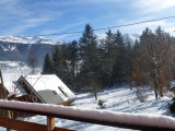Vue paysagère enneigée depuis le chalet
