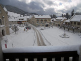 Vue de la place du village enneigée depuis le balcon du studio