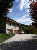 Vue du gîte depuis le chemin d'accès